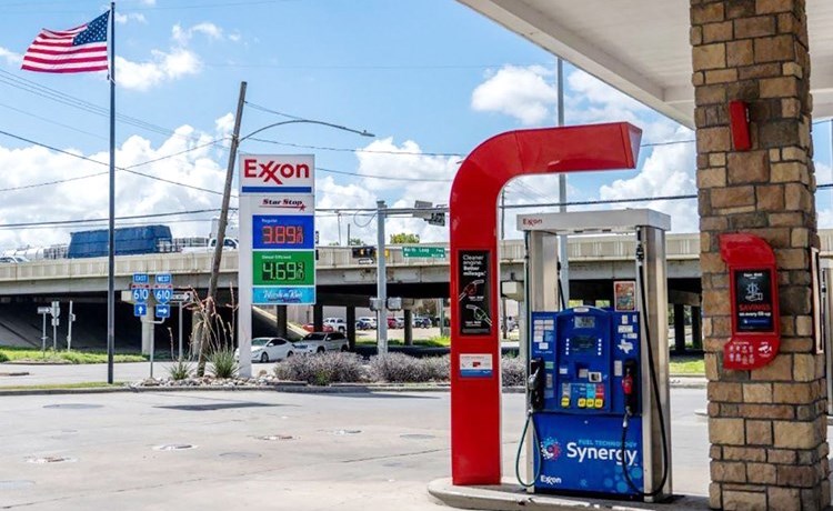 كامكو إنفست أسعار البنزين بأميركا تنخفض دون 4 دولارات للغالون لأول مرة منذ مارس