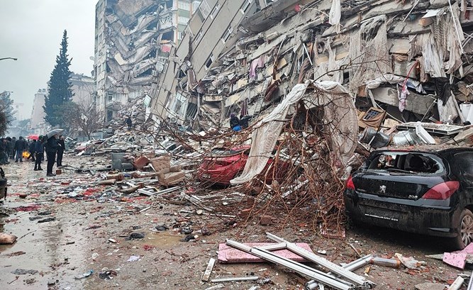 الأمير عزى الرئيس التركي بضحايا الزلزال نأمل أن يتمكن المسؤولون من احتواء وتجاوز هذه الكارثة الطبيعية